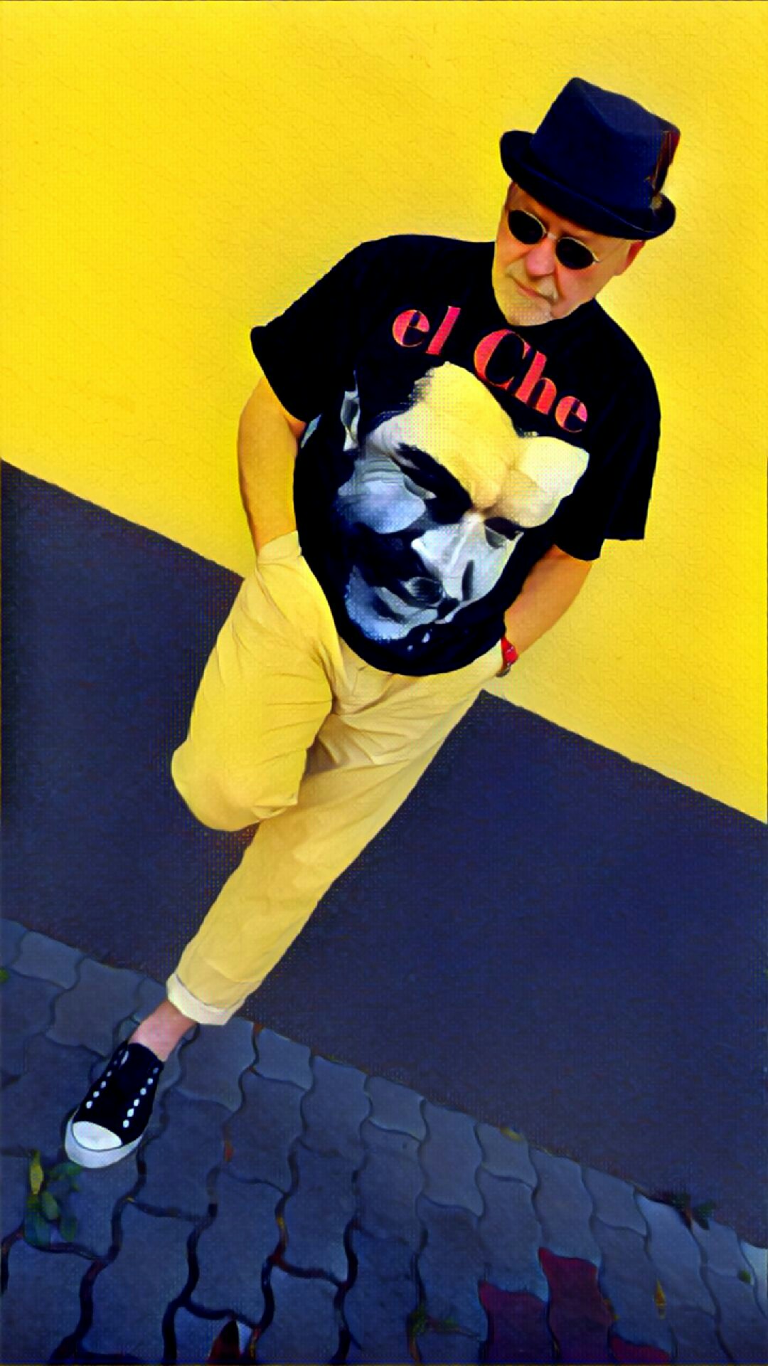 Che and the yellow trousers